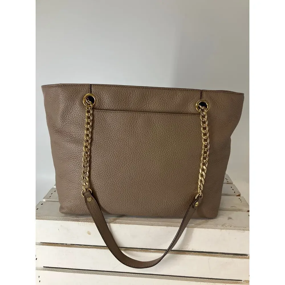 MICHAEL KORS, LARGE TAUPE PEBBLED LEATHER SHOULDER BAG